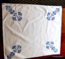 Embroidered carnation floral linen tablecloth. 60X63 cm
