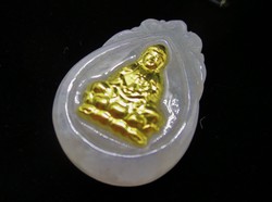 Különleges régi jade medál kicsi 14kt-os arany buddha dísszel