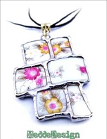 MeddeDesign BrokenPieces Porcelán nyakék tavaszi virágmintával, ezüst színben