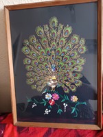Hímzett falikép páva motívummal üvegezett keretben