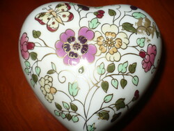 Zsolnay szív alakú bonbonier pillangós mintával