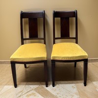 Klasszikus antik stílusú párnázott keményfa szék