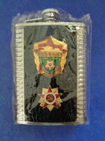 Vintage flaska szovjet hadsereg katonai jelvénnyel,