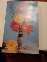 Bonbonos doboz gerbera virággal a vázában