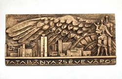Brém Ferenc (1927-1988): Tatabánya 25 éve város, jelzett bronz kisplasztika, plakett. 1972