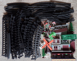 Retró vonatpálya terepasztal elemek építő játék vonat vasút vagon sín pálya építőjáték malom sorompó