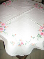 Csodaszép vintage színes virágos kézzel hímzett keresztszemes fehér terítő
