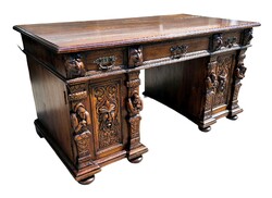 Antik,frissen felújított,dúsan faragott  reneszánsz stílusú íróasztal