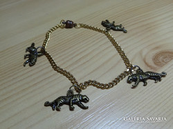 Tiger pendant bracelet with magnetic closure, the chain is medical steel.
