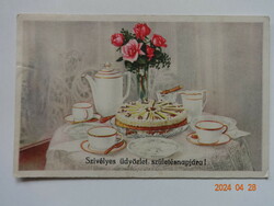 Régi grafikus születésnapi üdvözlő képeslap, terített asztal tortával, virággal
