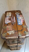 Világot járt antik koffer,börönd,hajóláda,1952-es pecséttel,matricákkal