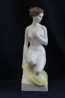Hollóházi kézzel festett térdelő női akt porcelán