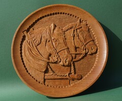 Tölgyfa korongba faragott ló ábrázolás lovak ló portré fafaragás faragott falikép