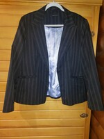 Dunnes stores striped jacket size 48. The button is broken, it needs to be replaced, I took a photo.