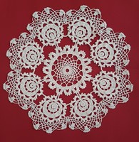 Round floral crocheted tablecloth, particularly beautiful workmanship