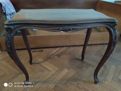 Neobarokk stílusú asztalka  faragott lábakkal