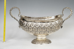 Silver centerpiece with large marguerite decoration