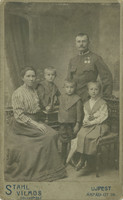 1907 december. Fülöp család, műtermi felvétel. Stahl Vilmos, fényképészeti műterme, Újpest. Eredeti