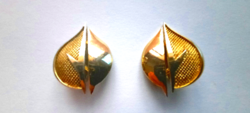 Retro, beautiful golden toned leaf ear clip