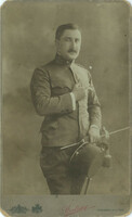 1900-as évek eleje. Férfi egyenruhában, cigarettával, műtermi felvétel.