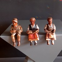 Ülő pici  faragott figurák dekorációs célra ALKUDHATÓ