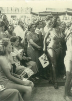 1950-es évek. Németország. Szépségverseny, középen a 34-es versenyzővel. A kép készítője ismeretlen.