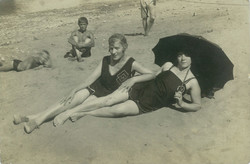 Napozó hölgyek a parton, napernyővel és szemlélőkkel. Eredeti papírkép.