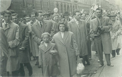 Felvonulás, valamikor a felszabadulás után a budapesti utcákon. Eredeti papírkép.