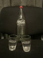 Coca Cola 1L üveg, 2 db Coca Cola pohárral