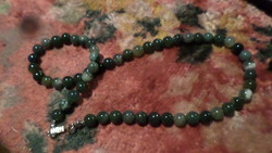 50 cm necklace made of green mineral pearls, in good condition.