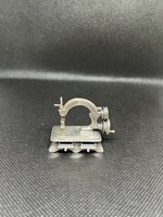 Ezüst miniatűr varrógép