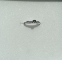 14 karátos (585) fehér arany gyűrű, gyémánt és zöld peridot kövekkel