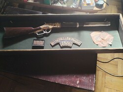 Winchester Model 1886 Fából faragott vitrinben