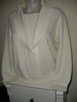 Elegant sweater made of off-white wool