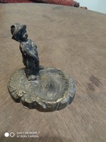 Rézötvözetből készült hamutartó, figurális szoborral