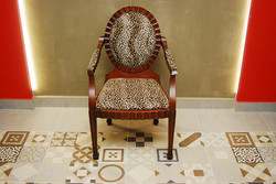 Modern vonalvezetésű párducmintás, karfás szék
