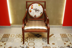 Modern vonalvezetésű lovas, karfás szék