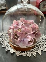Nagyobb méretű rózsafogós gömb üveg búra, sajtbúra, dekoráció fa talpon