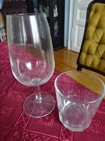 Két darab boros pohár, nem egyforma, a talpas magassága 15,5 cm. Vanneki!