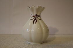 Fehér porcelán váza, aranyozott szalag dísszel