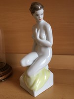 Hollóházi térdelő női akt, 30 cm