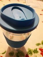 Türkiz műanyag zárható tetejű kulacs nagy italos pohár 18x10 cm.