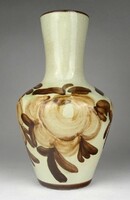 1R806 butter colored ceramic vase with flowers 24 cm