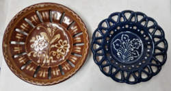 Jelzett mázas festett áttört mintájú kerámia tányérok vagy falidíszek hibátlan állapotban párban