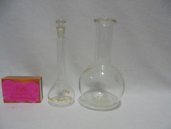 Két darab kis lombik üveg együtt - gyógyszertári, orvosi, kémiai