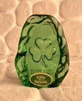 Smaragd zöld üveg dísz vésett lóhere mintával egyedi Íroszági szuvenír Dublinból