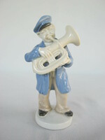 Zenész tubán játszó férfi német porcelán
