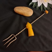 Amber stone meat pin 18 cm and vinyl decoration