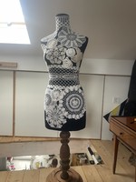 Vintage dekor próbababa - kézi csipkével