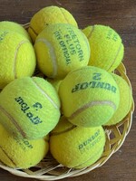 Eladó alig használt teniszlabda. A családban jelenleg már senki sem teniszezik. Különböző márkájuak.